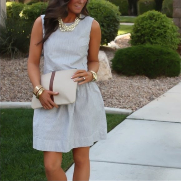 Gap Fit-n-Flare Seersucker Dress w/Pockets - Picture 3 of 9